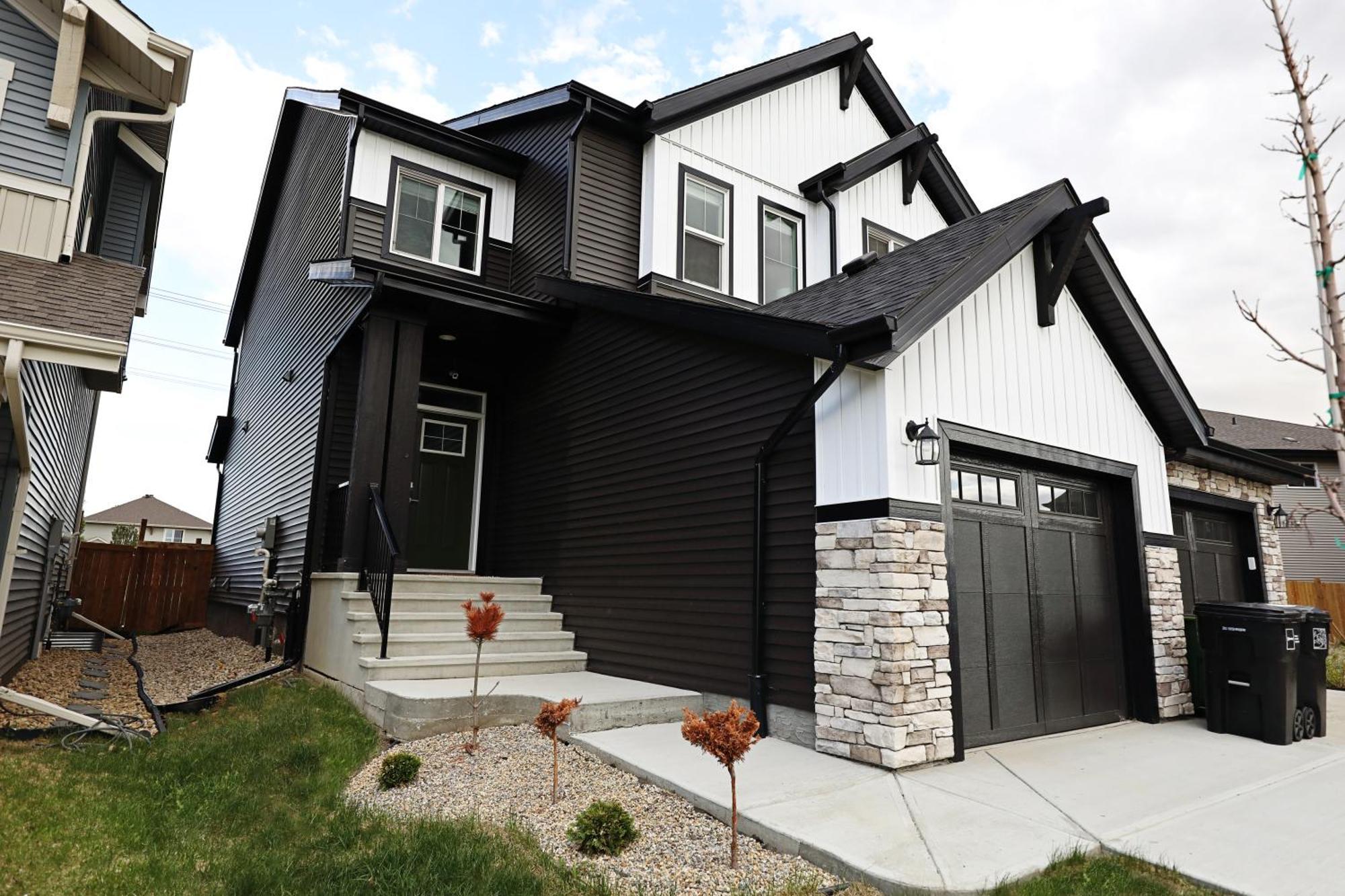 Stylish Home With 3 King Beds,Garage,Disney+ Edmonton Exterior photo